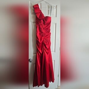 Bee DARLIN Elegant One-Shoulder Red Evening Gown Mermaid Style Size 1/2